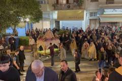 se-atmosfaira-vathias-thriskeytikis-katanyxis-pragmatopoiithike-i-perifora-toy-epitafioy-ston-agio-dimitrio-me-to-fako-toy-Brahaminews.gr-fwtografies-kai-video-brahaminews-31