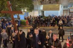 se-atmosfaira-vathias-thriskeytikis-katanyxis-pragmatopoiithike-i-perifora-toy-epitafioy-ston-agio-dimitrio-me-to-fako-toy-Brahaminews.gr-fwtografies-kai-video-brahaminews-33