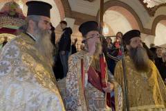 se-atmosfaira-vathias-thriskeytikis-katanyxis-pragmatopoiithike-i-perifora-toy-epitafioy-ston-agio-dimitrio-me-to-fako-toy-Brahaminews.gr-fwtografies-kai-video-brahaminews-35