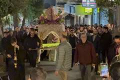se-atmosfaira-vathias-thriskeytikis-katanyxis-pragmatopoiithike-i-perifora-toy-epitafioy-ston-agio-dimitrio-me-to-fako-toy-Brahaminews.gr-fwtografies-kai-video-brahaminews-38