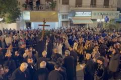 se-atmosfaira-vathias-thriskeytikis-katanyxis-pragmatopoiithike-i-perifora-toy-epitafioy-ston-agio-dimitrio-me-to-fako-toy-Brahaminews.gr-fwtografies-kai-video-brahaminews-44