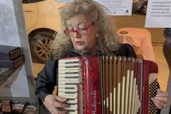 i-timitiki-tis-gynaikas-stin-ethelontiki-drasi-i-giorti-kai-ta-tragoydia-brahaminews-20