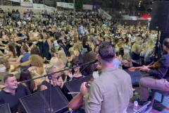 kosmoplimmyra-sto-glenti-toy-syllogoy-kritwn-agioy-dimitioy-perissotera-apo-3.000-atoma-gemisan-to-hwro-toy-dimotikoy-stadioy-brahaminews-762