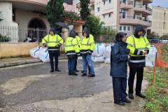 se-katastasi-synagermoy-i-pikrodafni-foyskwta-tis-emak-ehoyn-epistrateythei-gia-voitheia-enw-ekkenwthikan-spitia-brahaminews-1