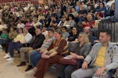 magepse-to-1o-epal-me-tin-theatriki-toy-omada-kai-tin-parastasi-oi-ilithioi-gemise-to-gipedo-brahaminews-13