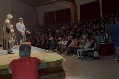 magepse-to-1o-epal-me-tin-theatriki-toy-omada-kai-tin-parastasi-oi-ilithioi-gemise-to-gipedo-brahaminews-21