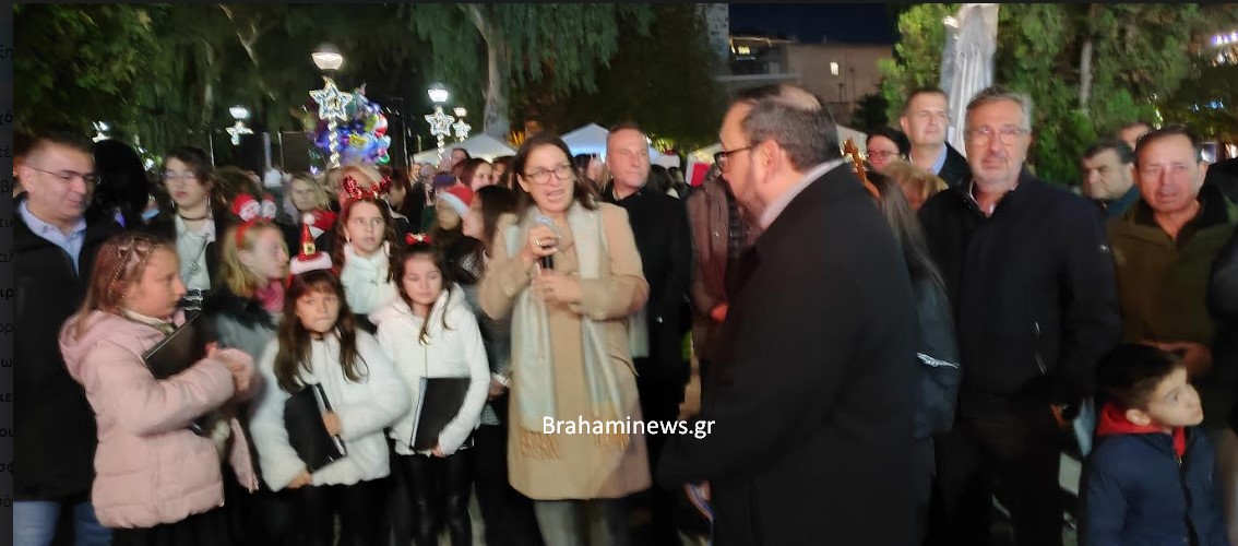 fwtagogithike-to-hristoygenniatiko-dendro-stin-plateia-veloyhiwti-apo-ti-dimarho-mariaa-androytsoy-brahaminewsgr.jpg8_.jpg.jpg 