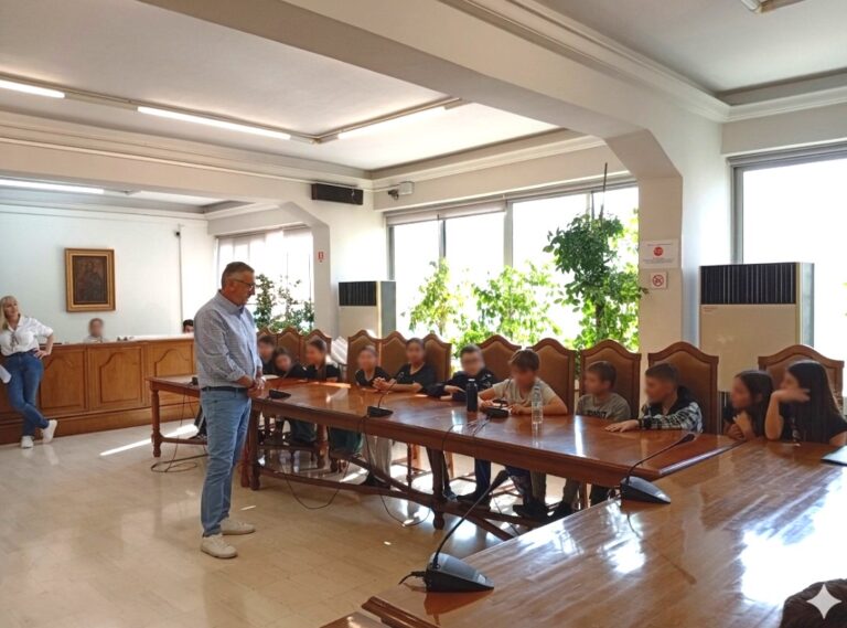i-syzitisi-toy-dimarhoy-me-mathitries-kai-mathites-toy-7oy-dimotikoy-sholeioy-gia-ta-rpovlimata-tis-polis-brahaminews.gr_.jpg